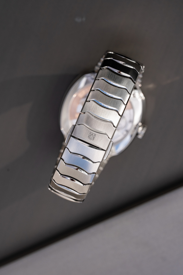 H. Moser & Cie. Streamliner Smoked Salmon "Unworn"