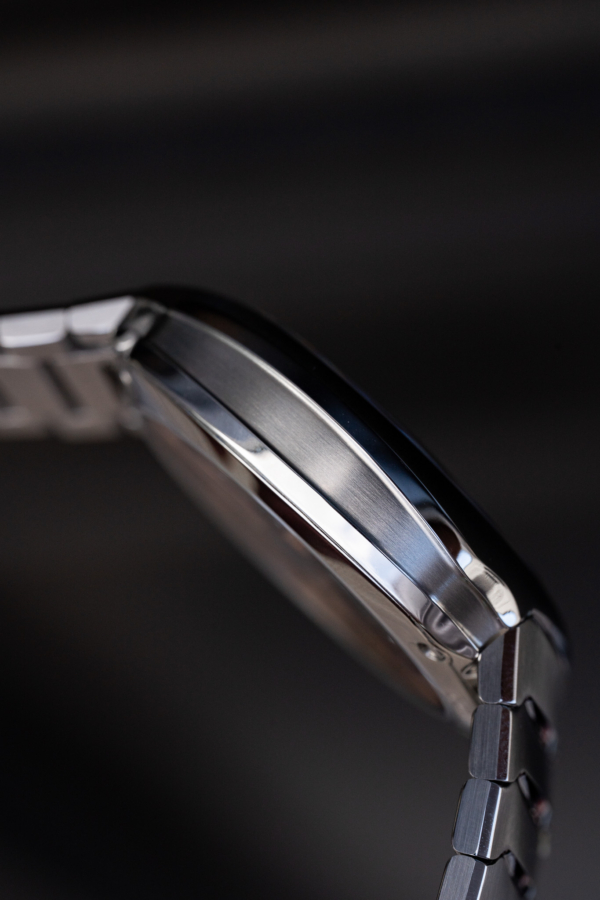 H. Moser & Cie. Streamliner Smoked Salmon "Unworn"